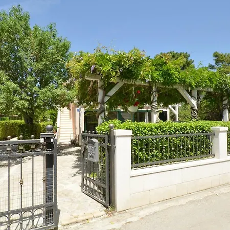 Holiday home Wisteria *